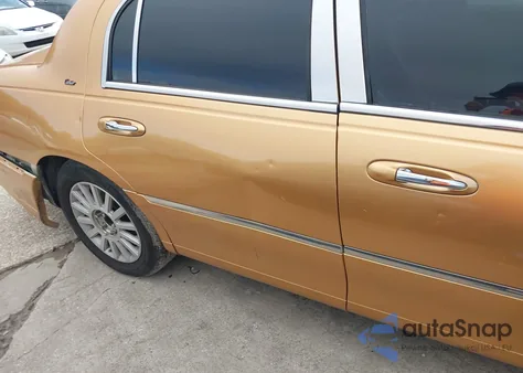 2003 Lincoln Town Car Cartier z USA, uszkodzony, nr VIN 1LNHM83WX3Y633077